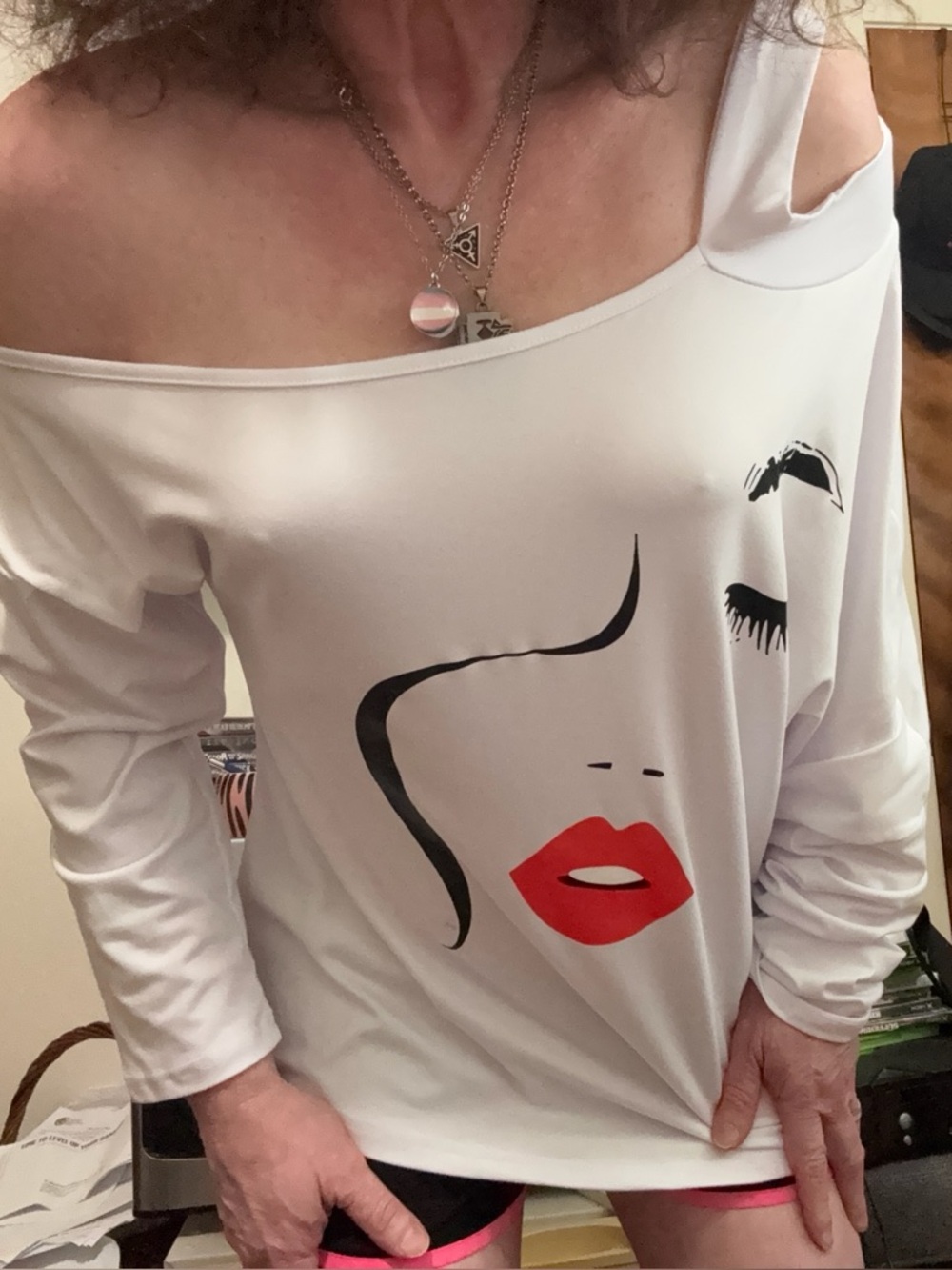 White Graphic Face Long Sleeve off the shoulder Top with Red Lips SHEIN Lg